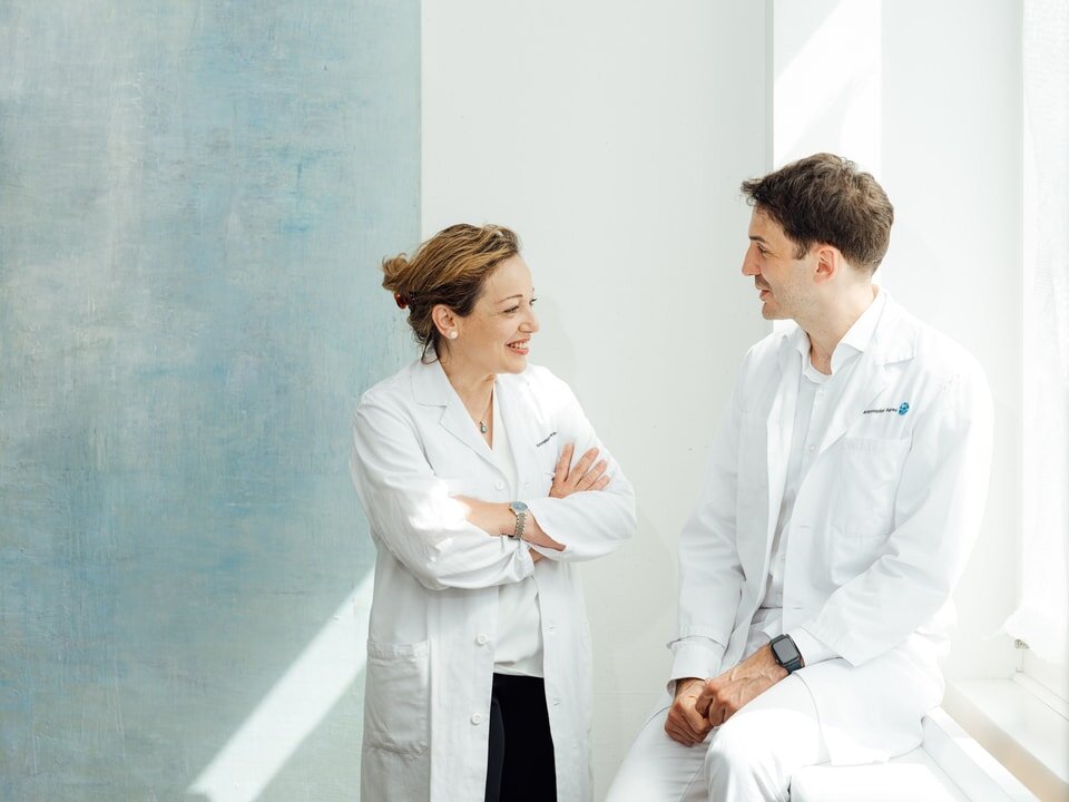 Dr. med. Zahraa Kollmann, Leitende Ärztin Frauenklinik, Schwerpunkt Kinderwunsch und Reproduktionsmedizin, und med. pract. Alberto Bovo, Oberarzt Urologie