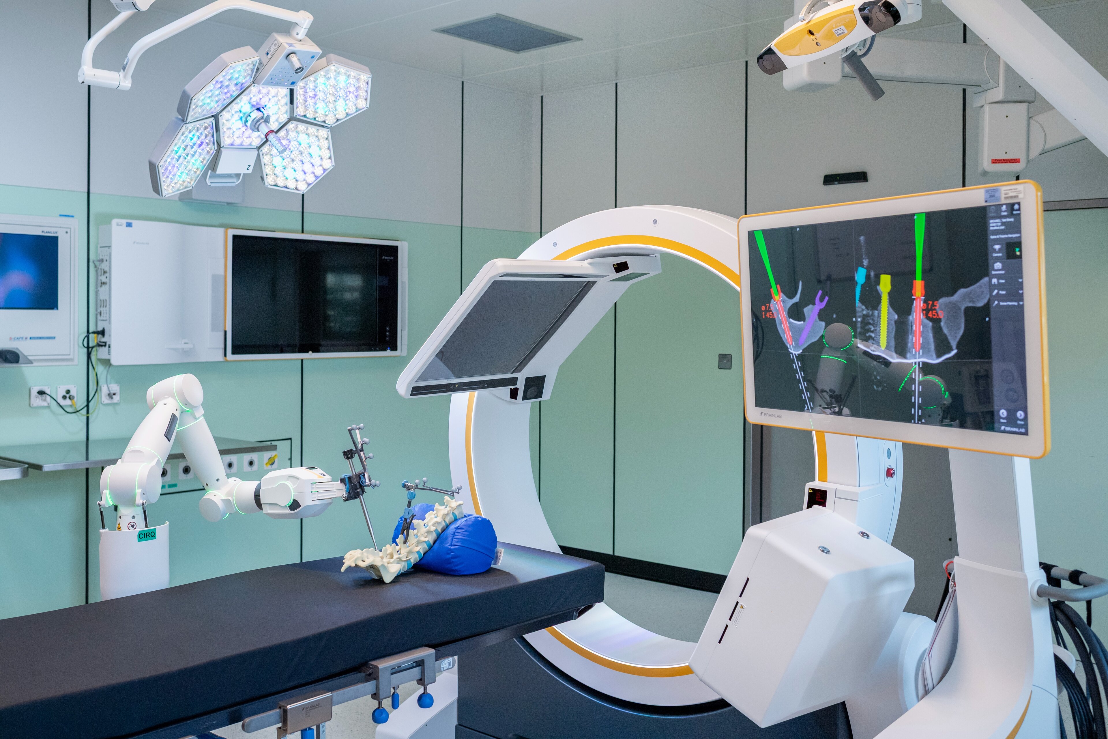 Die Robotic Suite am KSA: Sie kombiniert 3D-Bildgebung, Navigation und robotergestützte Instrumentenführung für besonders präzise Eingriffe-