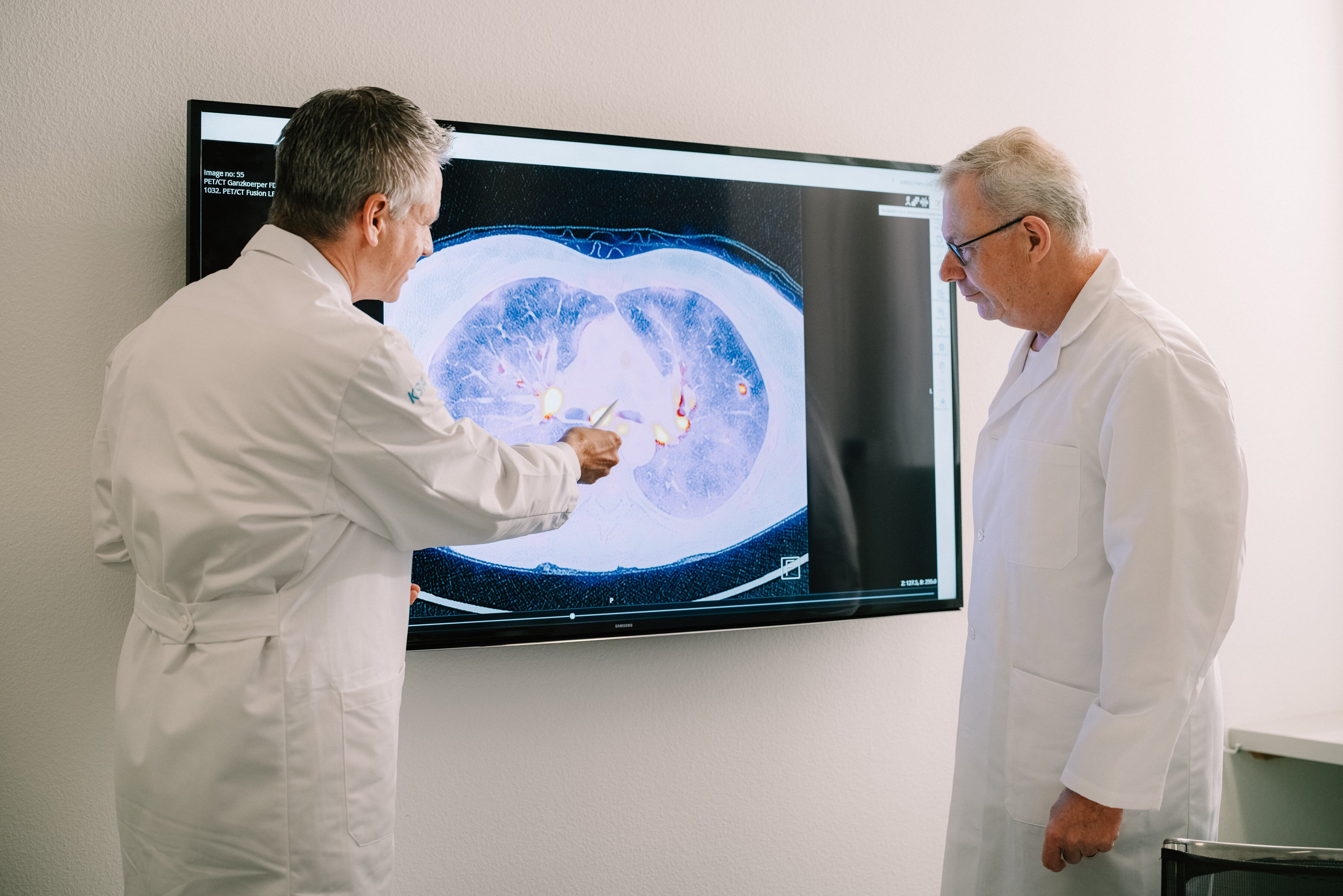 Die Experten im Gespräch: Prof. Dr. med. Kabitz (links) und PD Dr. med. Gambazzi arbeiten bei vielen Krankheitsbildern eng zusammen. 
