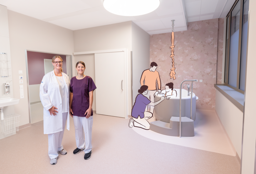 Dr. med. Julia Popelka und Hebamme Stefanie Lindegger in einem der neuen Gebärzimmer des Perinatalzentrums.
