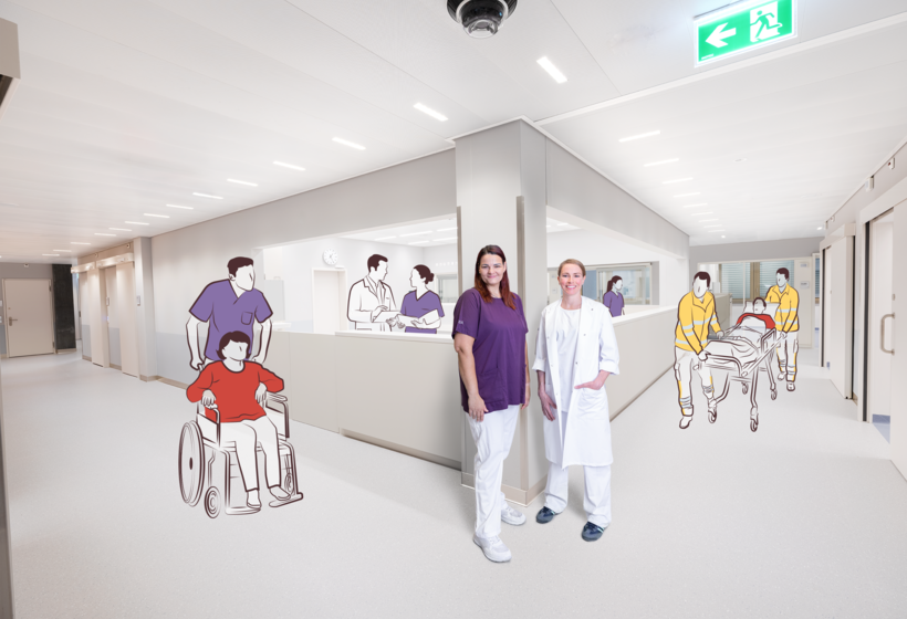 Michaela Lucas, Teamleiterin Pflege, und Dr. med. Irina Ullmann, Oberärztin mbF, vor dem zentralen Pflegestützpunkt im neuen Notfallzentrum.