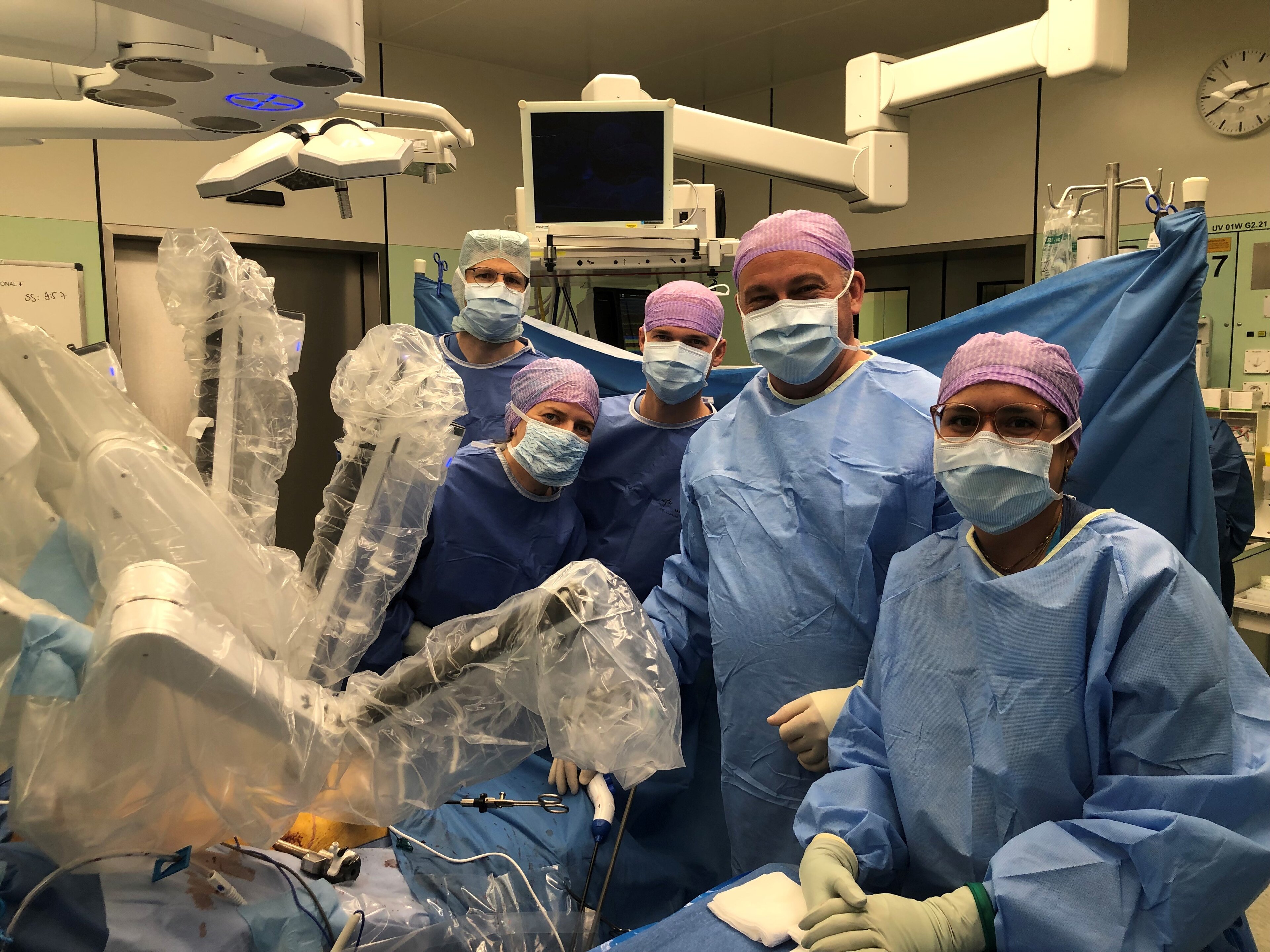 Bildlegende: Erfolgreiches interdisziplinäres OP-Team: PD Dr. Christian Nebiker (Viszeralchirurgie), Dr. Stefanie Cermak (Urologie), Dr. Manuel Walter (Urologie), Dr. Andreas Sauer (Urologie) und Feliciana Rüefli (Fachfrau Operationstechnik).