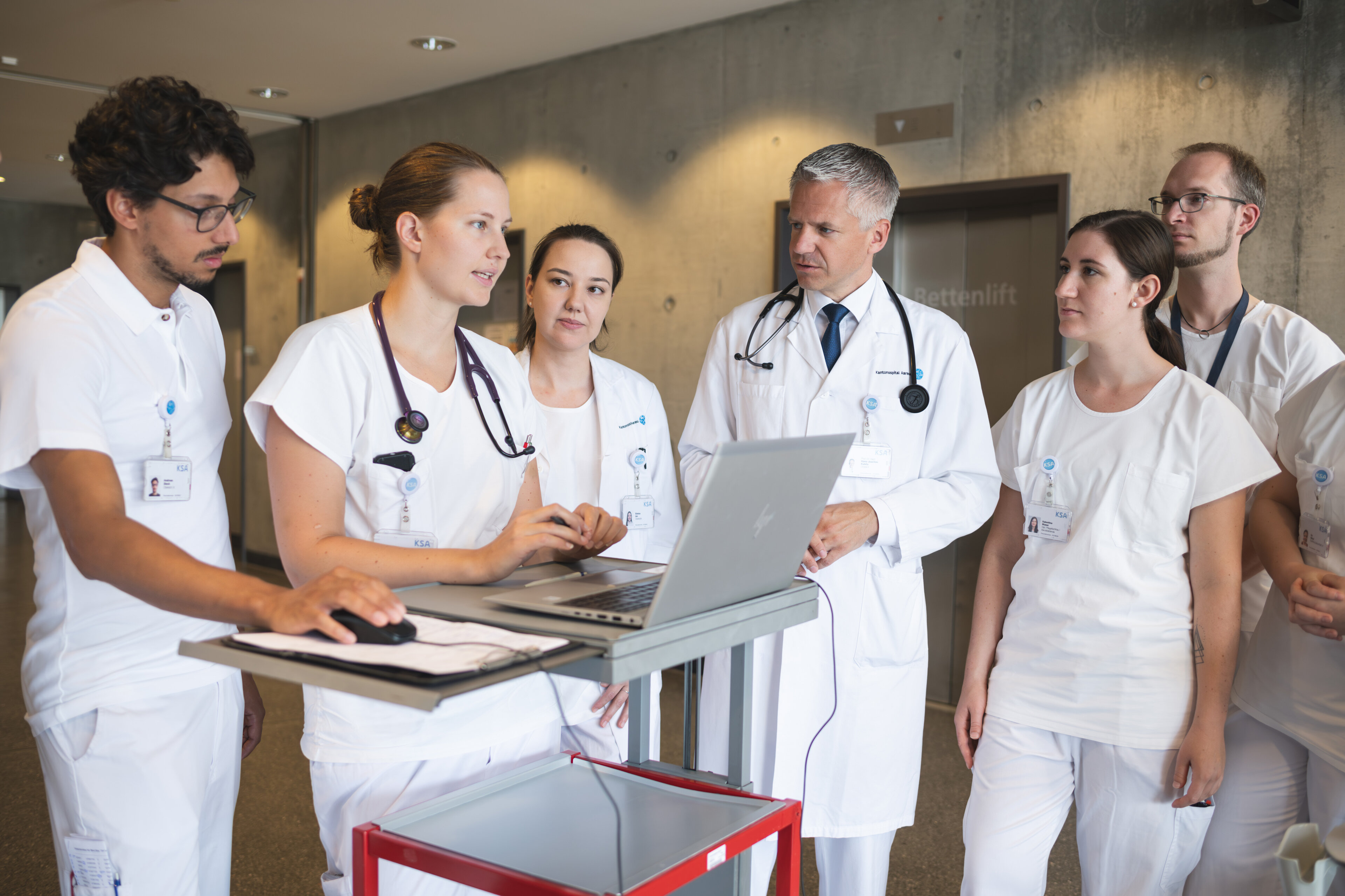 KSA Chefarzt Prof. Kabitz und Team bei der Visite