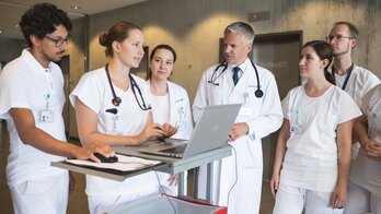 KSA Chefarzt Prof. Kabitz und Team bei der Visite